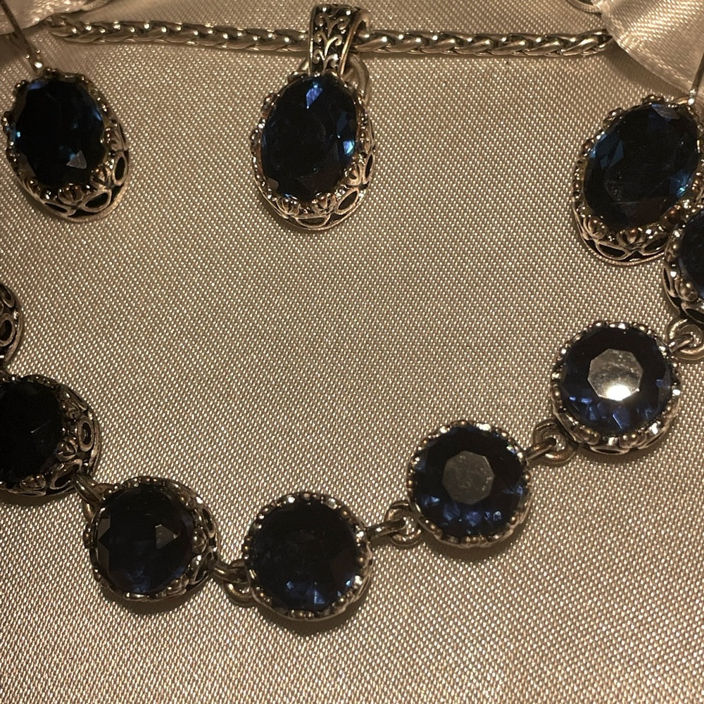 Bracelets, necklace, earrings set! This deep blue silver set is very detailed.